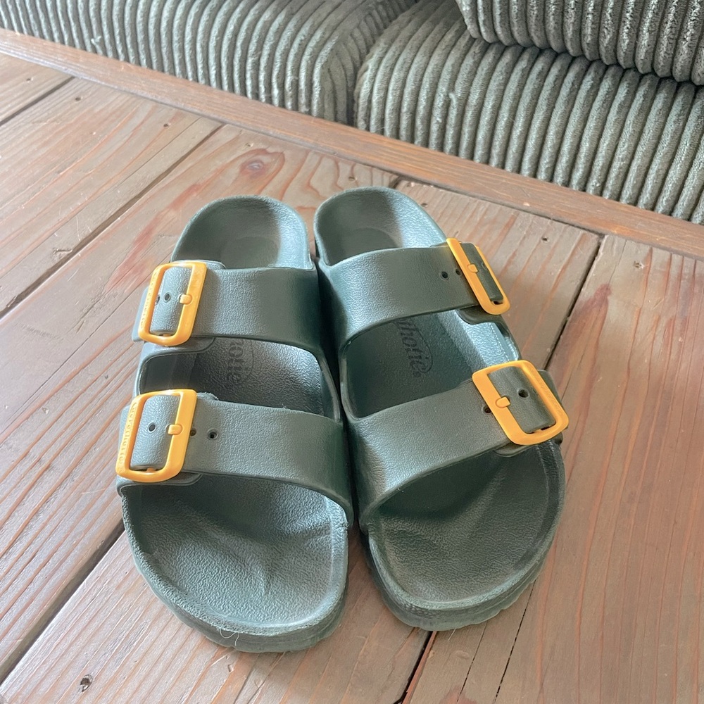 Size 37 Aerothotie sandles